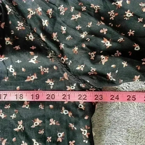 Billabong Blouse in Black Floral Size Small NWT - Picture 8 of 9